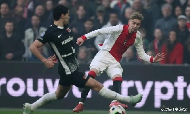 总统拿着球 总统拿着球